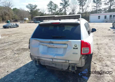2013 Jeep Compass Latitude z USA, uszkodzony, nr VIN 1C4NJCEB4DD102544